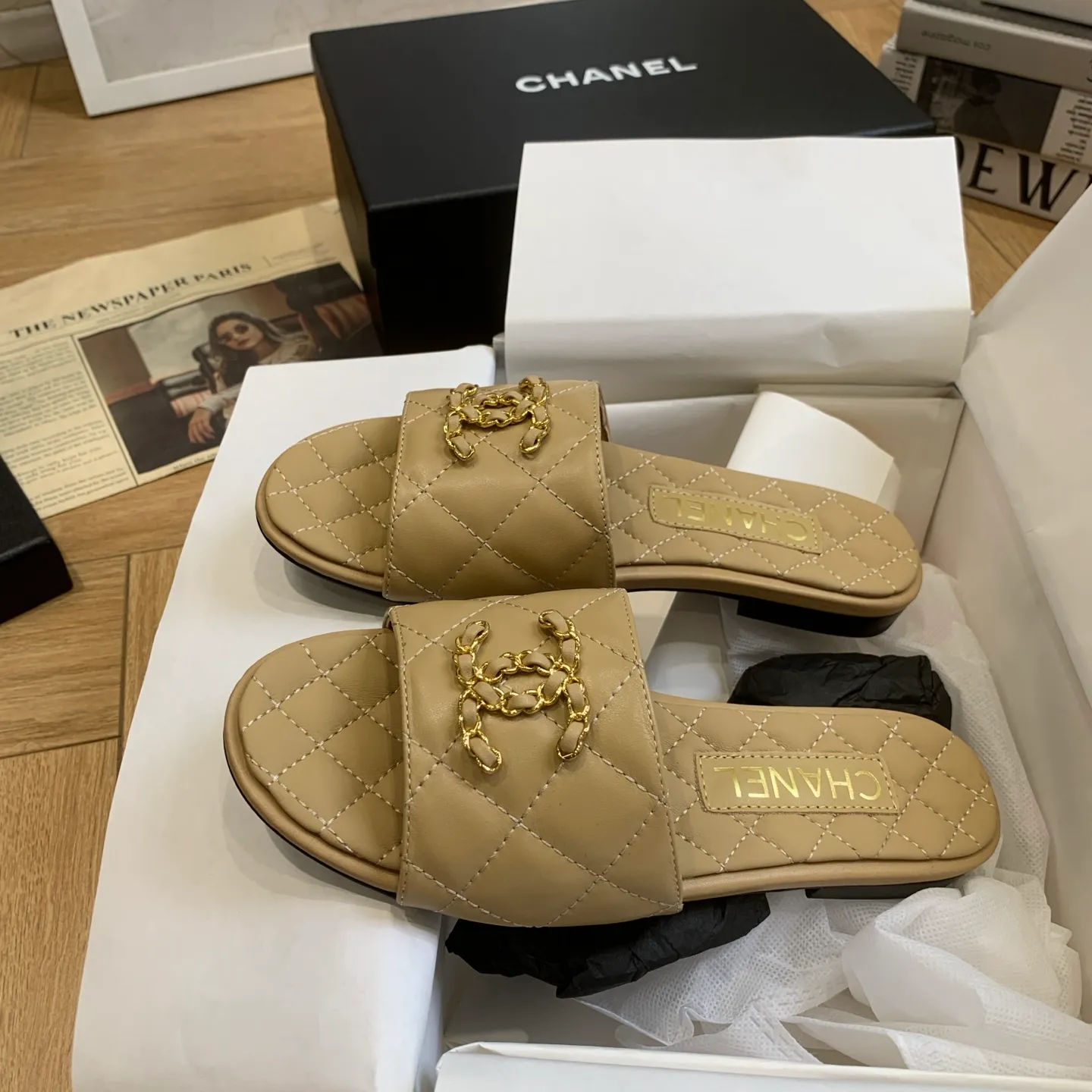 👟👟Ex-factory price 500👟👟 🍀Chanel Xiaoxiang 25ss new lazy double C-buckle slippers. Versatile, slimming and elegant slippers. A slipper with great appearance. It looks great with any combination! Lazy slippers are worth recommending. Calfskin upper, mixed sheepskin lining, Italian genuine leather outsole. Size: 35-41 (40 and 41 customized, non-refundable) 👉